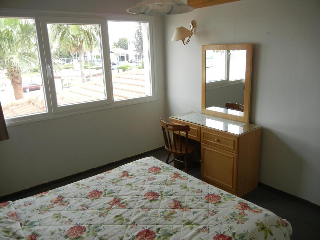 Tsialis Hotel Apartments Larnaca Bilik gambar